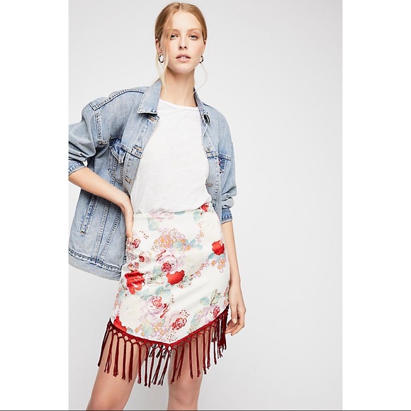 Free People Dresses & Skirts - FREE PEOPLE silky floral fringe mini skirt